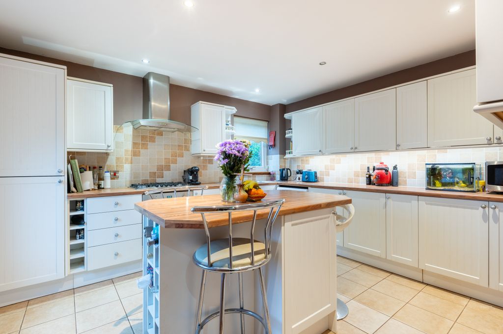 Property photo 2 of 28