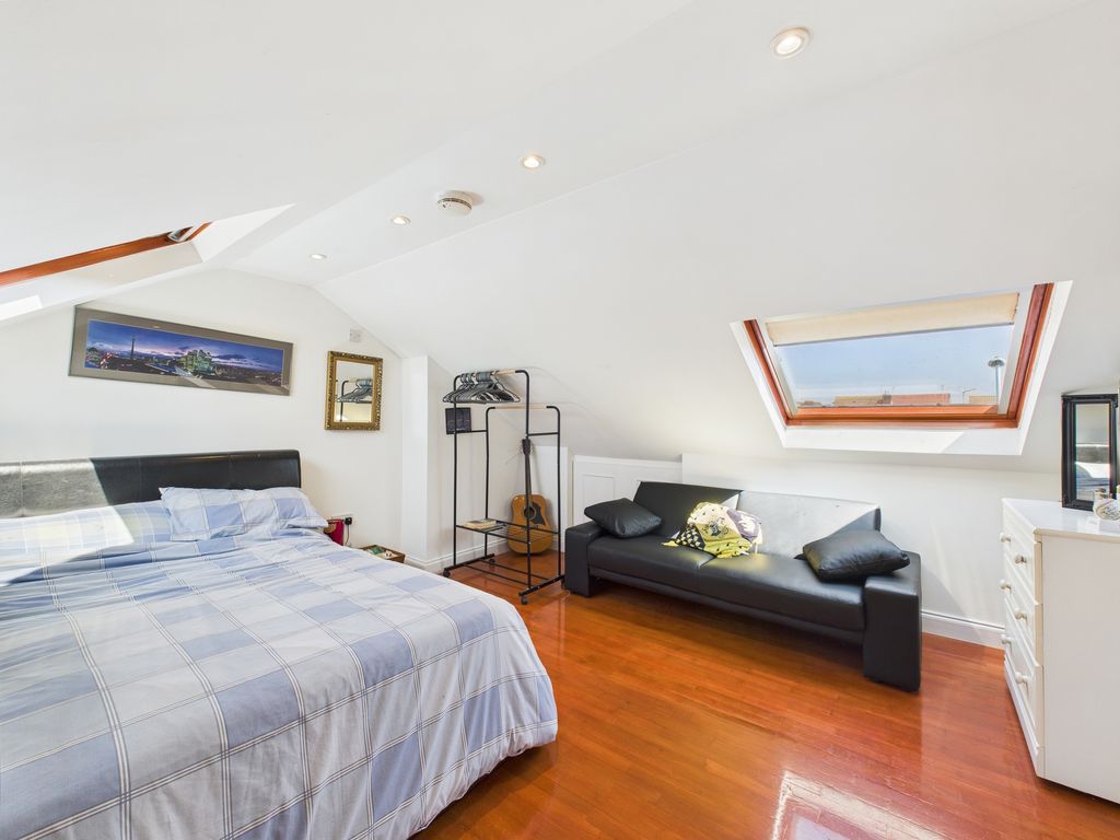 Property photo 2 of 8 Cam03519G0-Pr0264-Still002