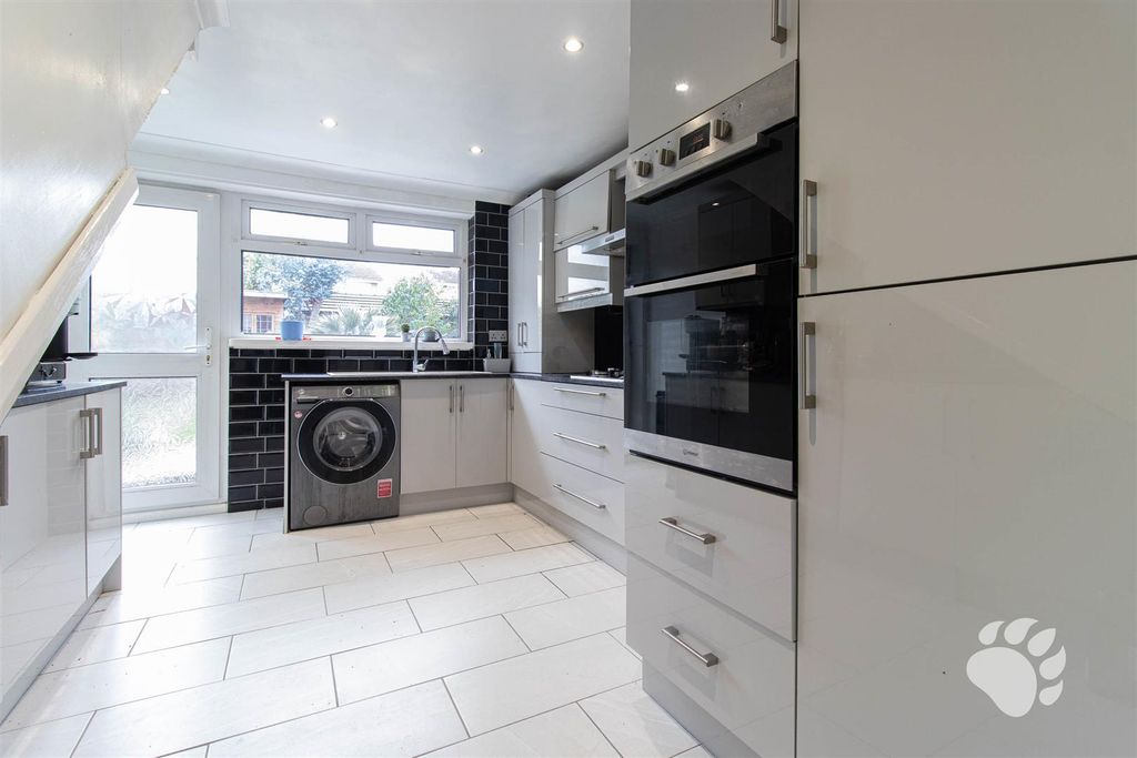 Property photo 2 of 17 Kitchen