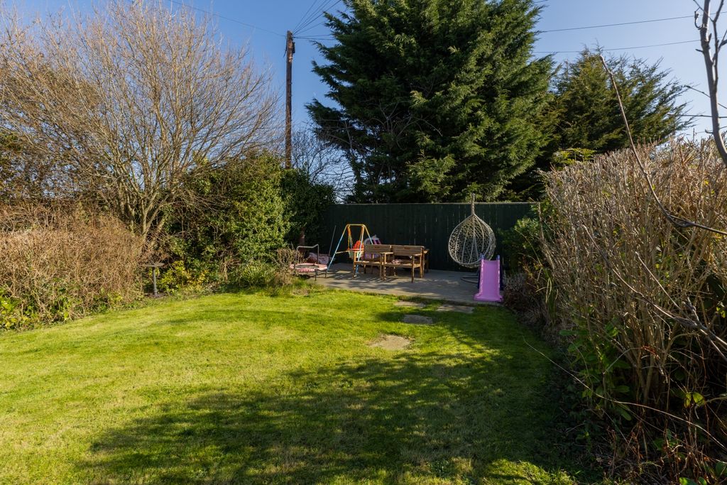 Property photo 2 of 17 Front Garden