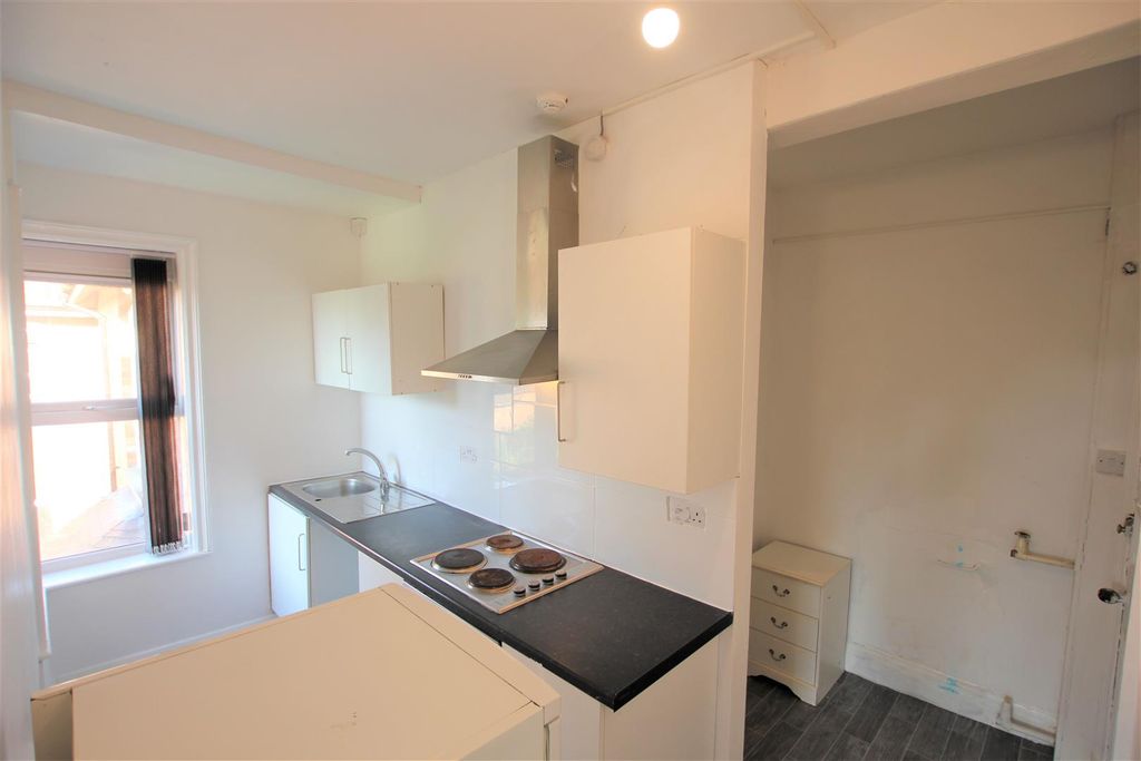 Property photo 3 of 11 Kitchen