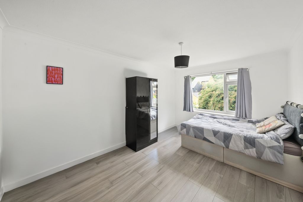 Property photo 3 of 9 Photo 6