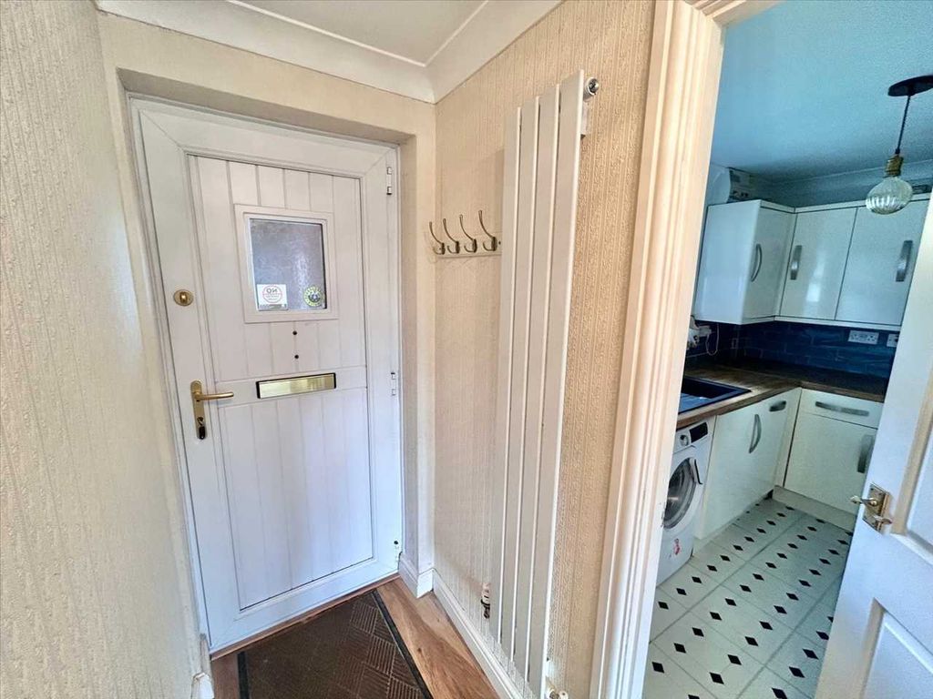 Property photo 3 of 21 Entrance Hall