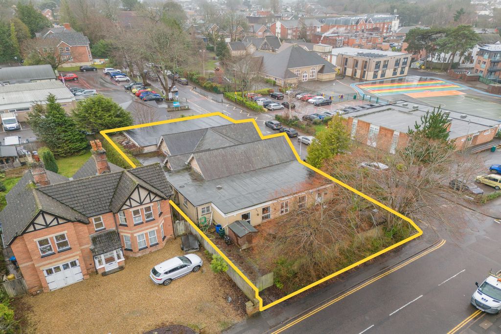 Property photo 2 of 18 Broadstone Social Club, Tudor Road, Broadstone, Bh18 8Aw