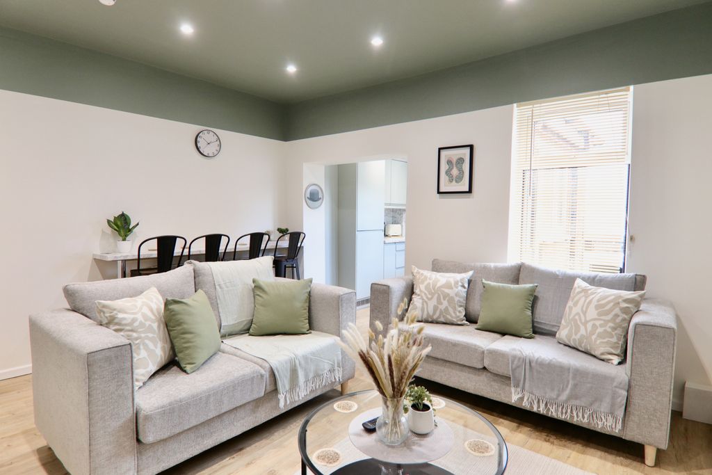 Property photo 1 of 51 Your Wakefield Home Awaits! Comfortable 5-Bedroom HMO On Wesley Street With Bills Included!