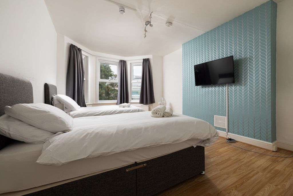 Property photo 1 of 6 A Spacious And Inviting Double Bedroom With Ample ...