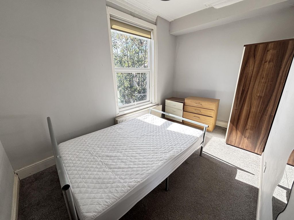 Property photo 2 of 18 A Bright And Tidy Bedroom Featuring A Single Bed, ...