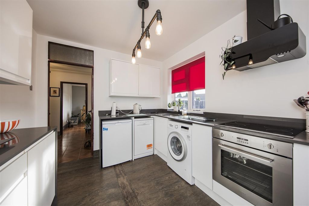 Property photo 3 of 25 Kitchen