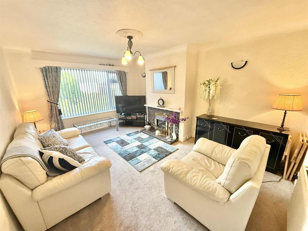 Property photo 1 of 13 Lounge.Jpg