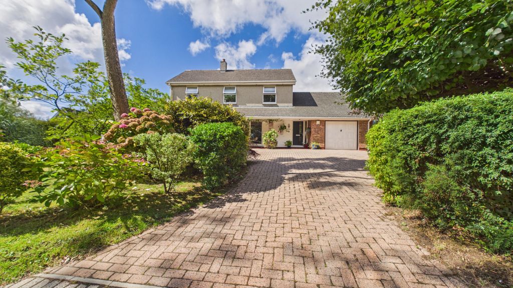 Property photo 1 of 21 3/4 Bedroom Detached House For Sale