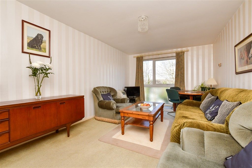 Property photo 1 of 17 Lounge