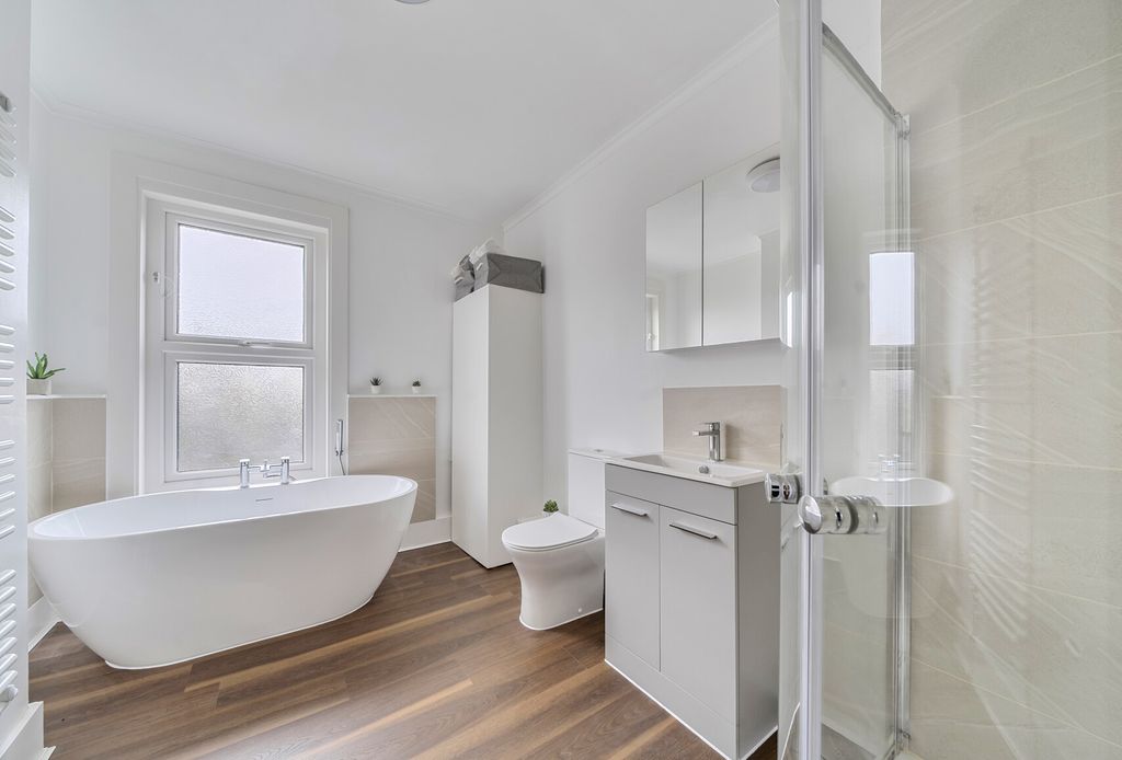 Property photo 1 of 18 1365125-11-68E8d1...