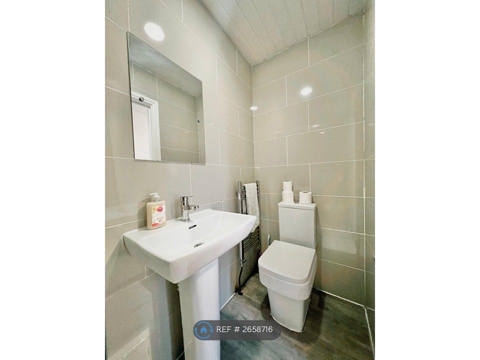 Property photo 2 of 4 Private Bathroom