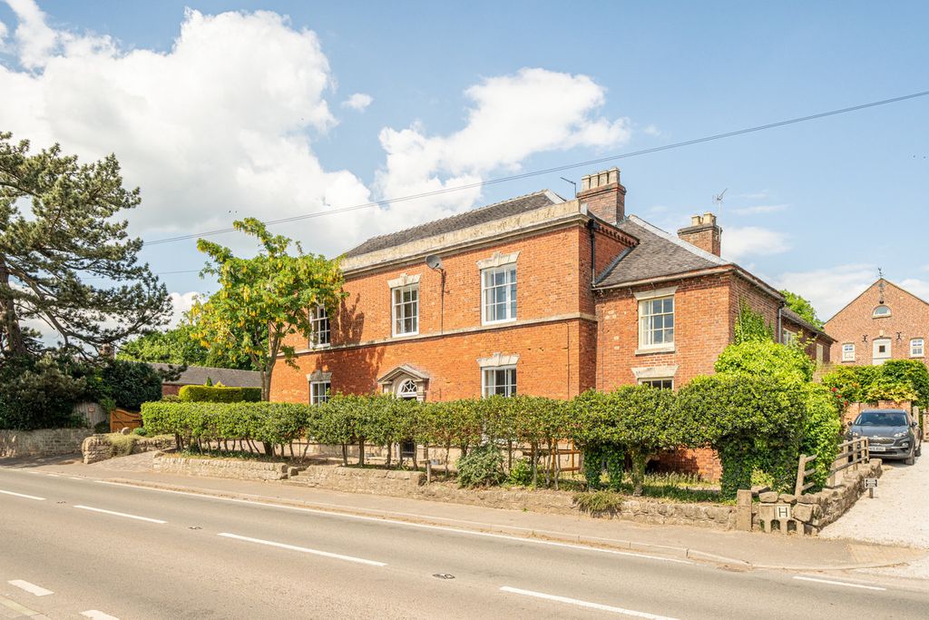 Property photo 2 of 32