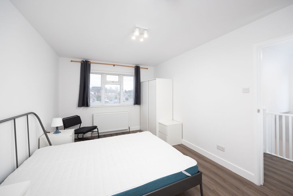 Property photo 1 of 9 104  Kynaston Avenue Hp21 9Ds-21