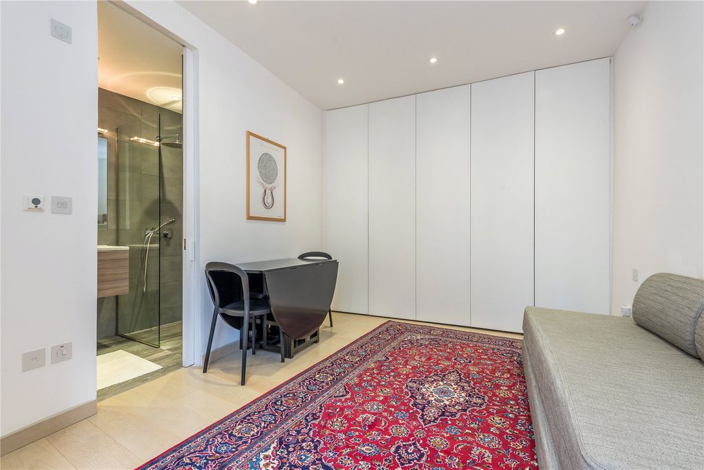 Property photo 3 of 28 Bedroom