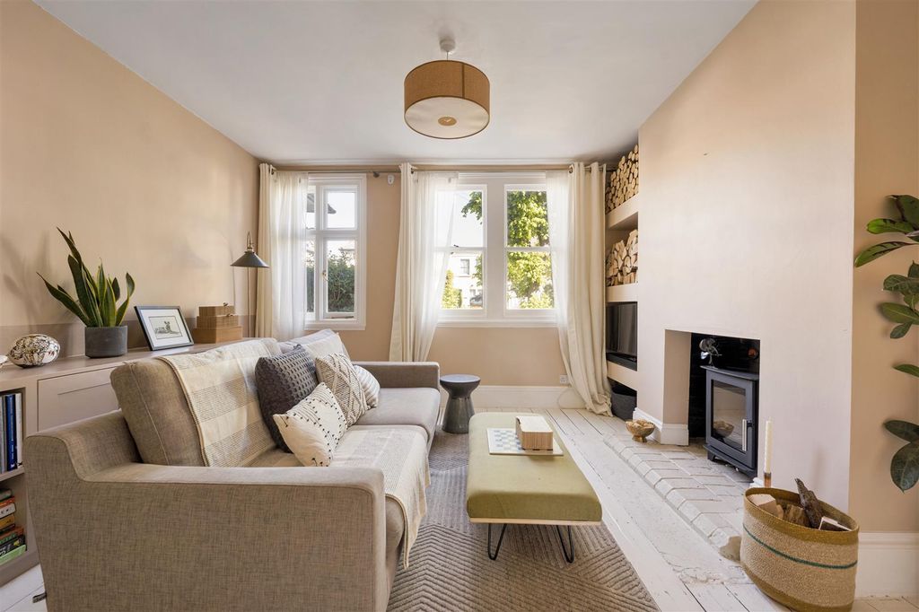 Property photo 2 of 30 Windsor Road, E7