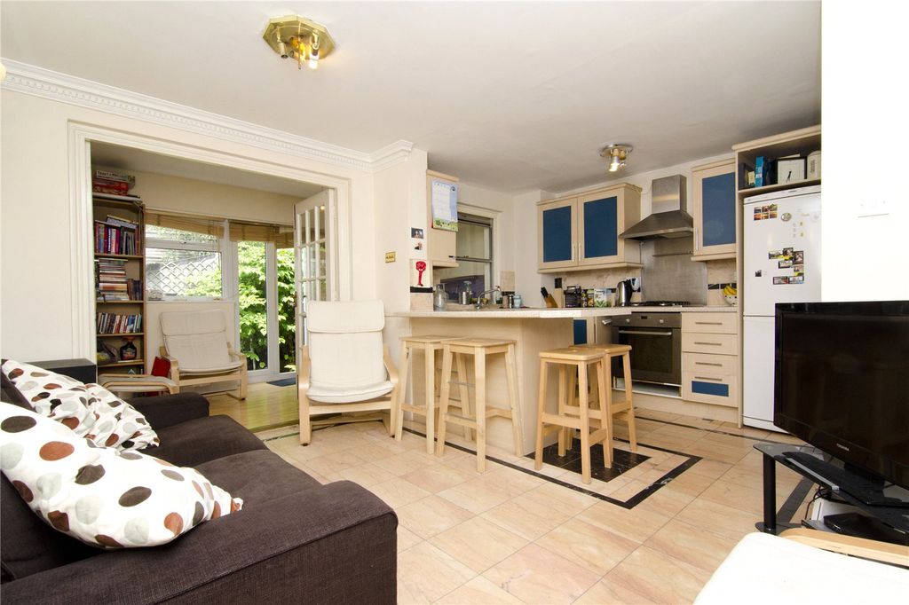 Property photo 3 of 6 Living Room/Kitchen