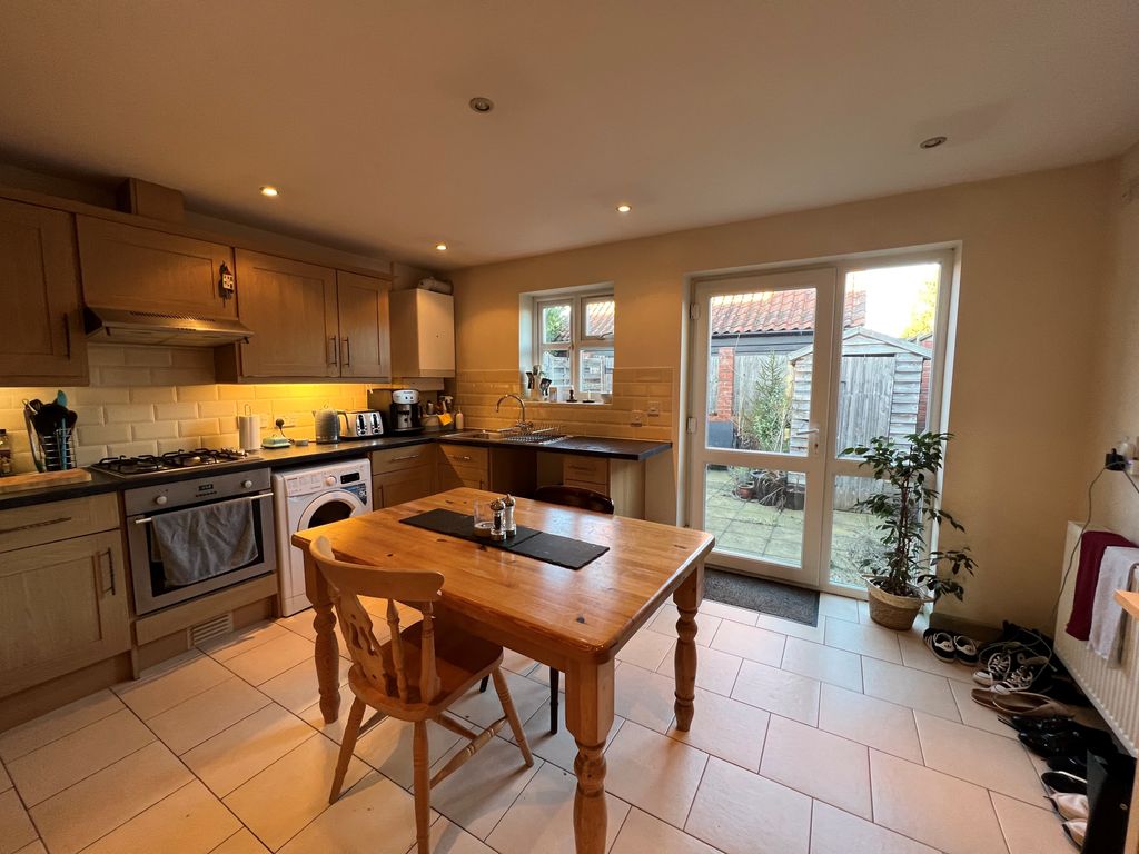 Property photo 3 of 7 Kitchen
