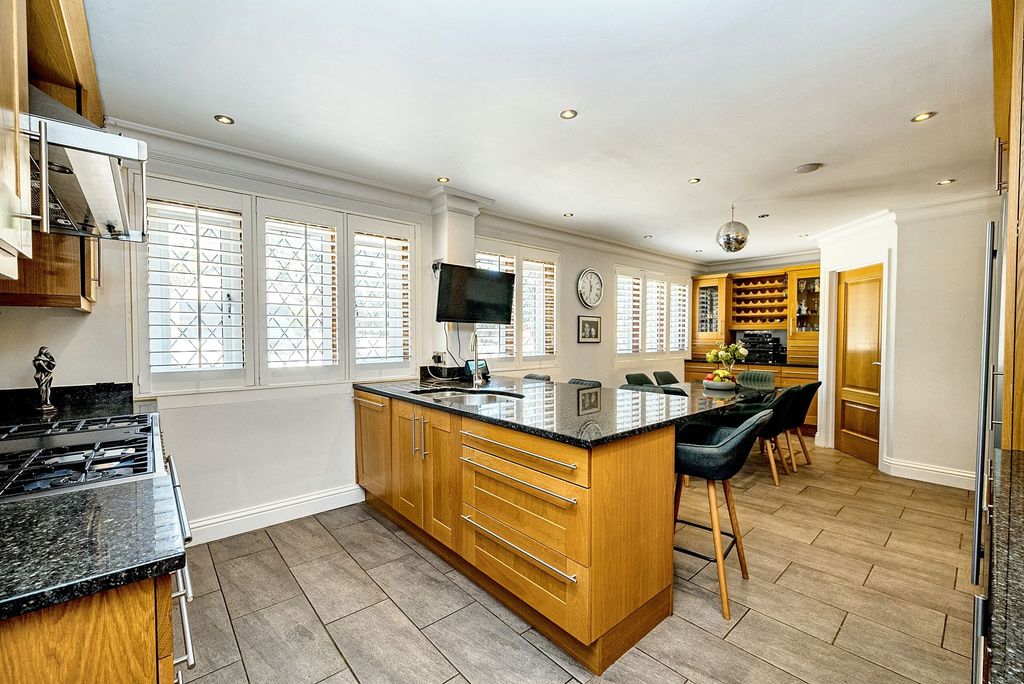 Property photo 2 of 21 Kitchen