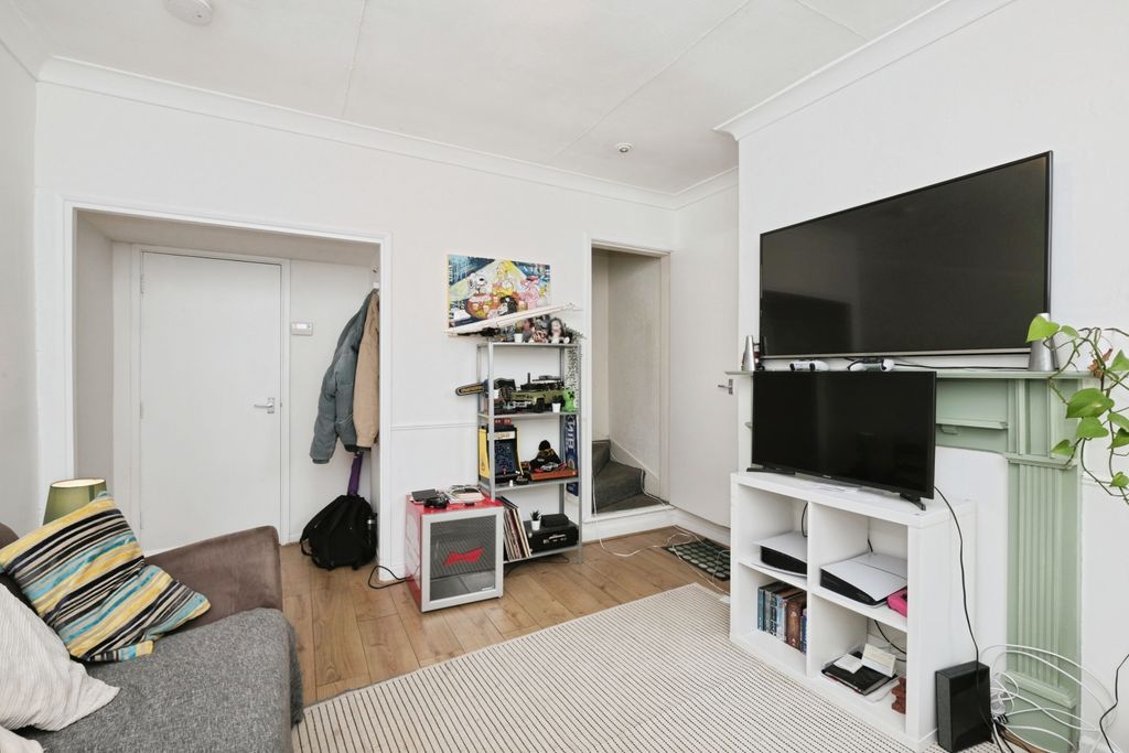 Property photo 3 of 14 Lounge