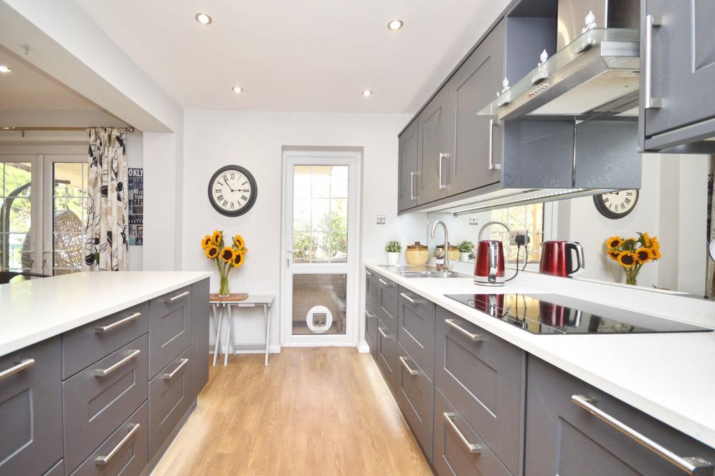 Property photo 3 of 33 Kitchen/Breakfast Room