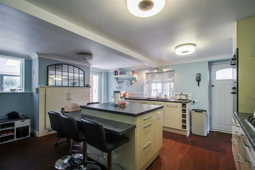 Property photo 3 of 19 Kitchen/Breakfast Room