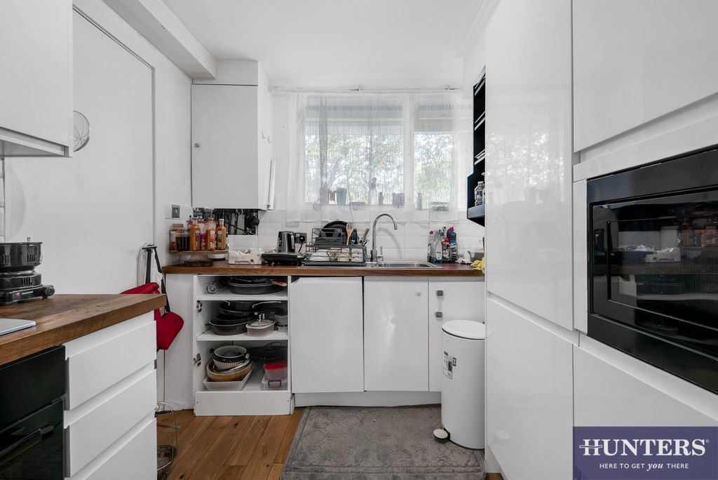 Property photo 3 of 10 Kitchen