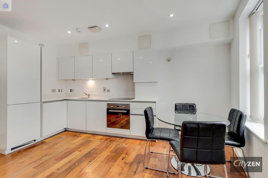 Property photo 3 of 10 Kitchen