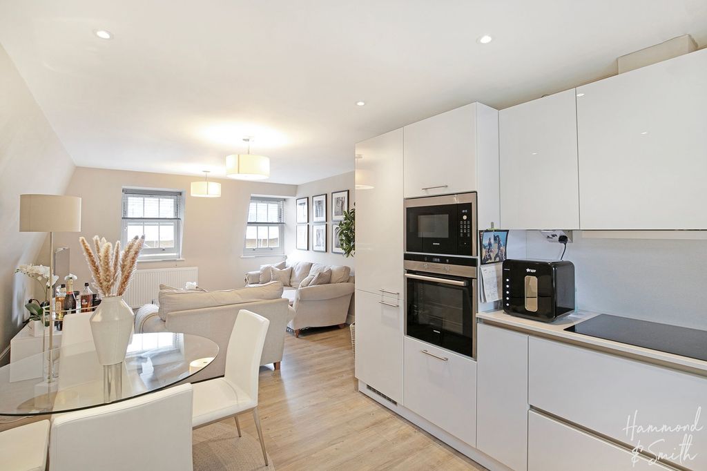 Additional image 5 of 2 bed flat for saleHemnall Street, Epping CM16