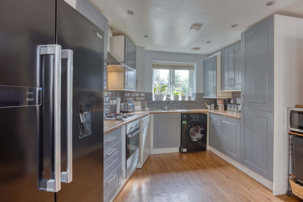 Property photo 2 of 28 Ewemove Taunton Grove Gate (8)