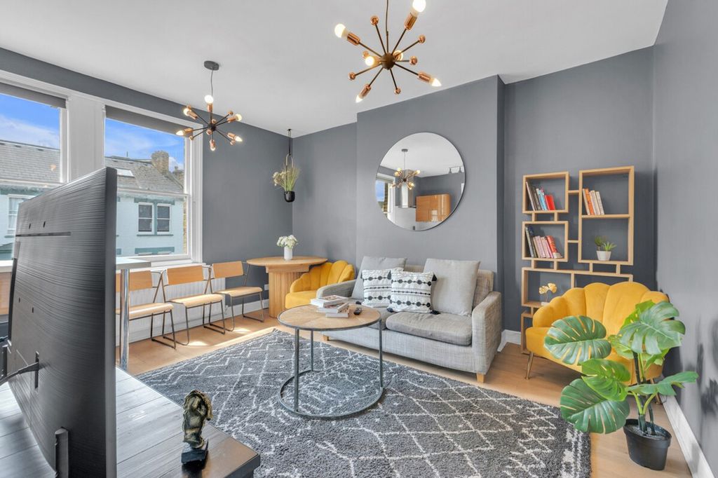 Property photo 1 of 13 Living Room