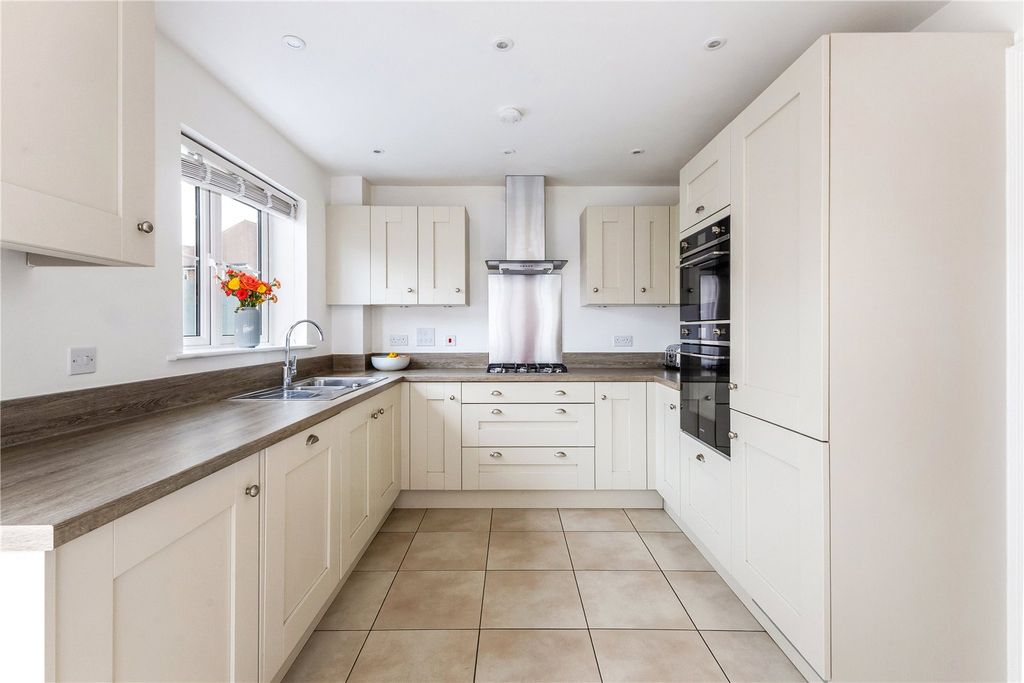 Property photo 3 of 11 Kitchen