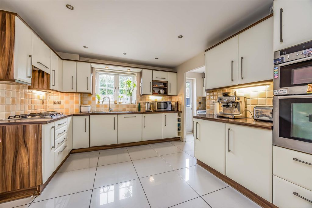 Property photo 2 of 24 7 Pipit Close, Horndean-Small-Porticomarketing-Nex