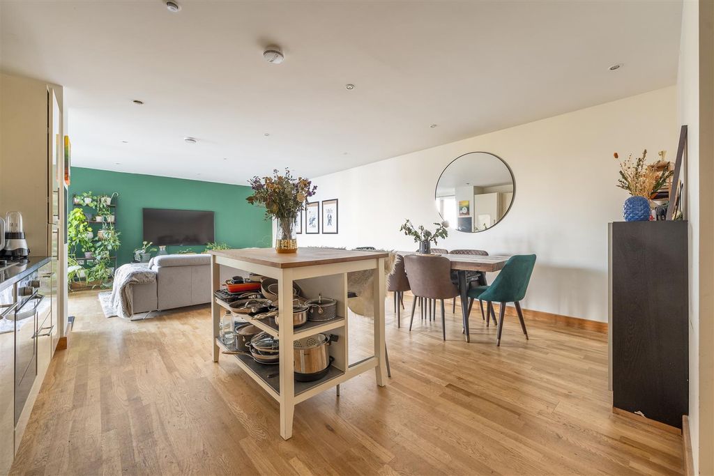 Property photo 3 of 27 Wick Lane, E3