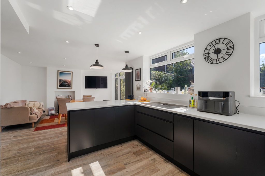 Property photo 2 of 31 Photograph 7