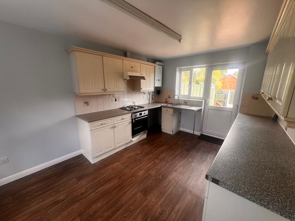 Property photo 3 of 8 Kitchen