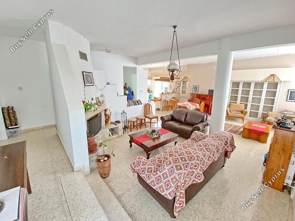 Property photo 3 of 37