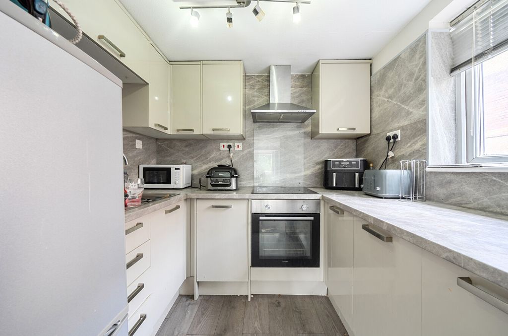 Property photo 3 of 10 Kitchen2