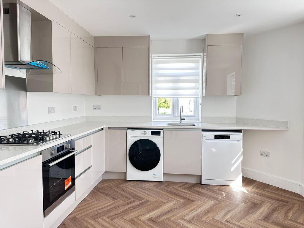 Property photo 1 of 6 Two Bedroom Ground Floor Flat