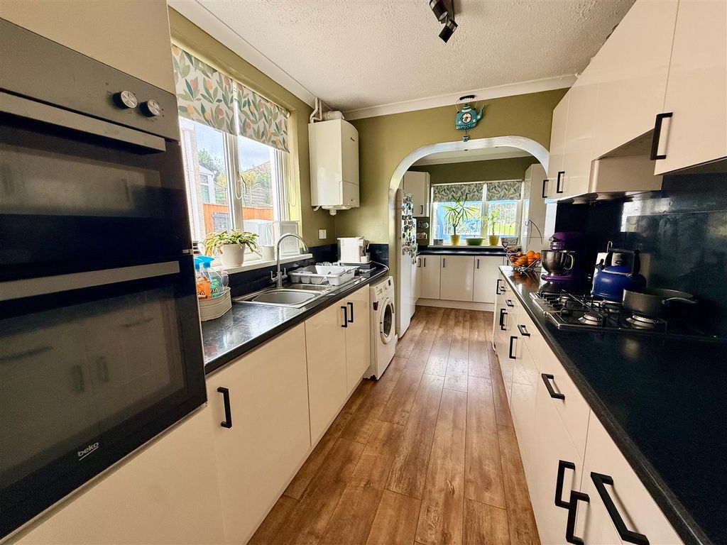 Property photo 3 of 11 Kitchen