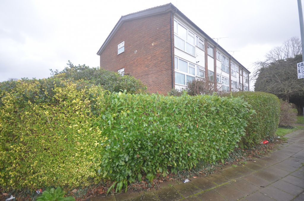 Property photo 1 of 8 Two Bedroom Third Floor Flat To Rent St. Peters Close