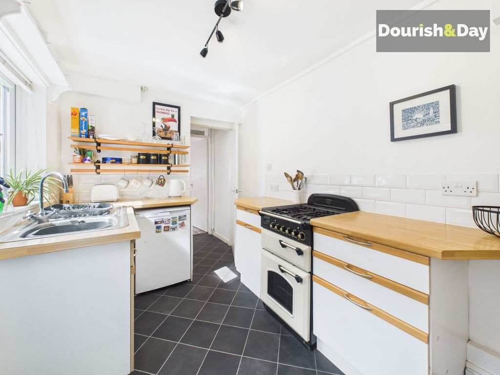 Property photo 3 of 11 Kitchen