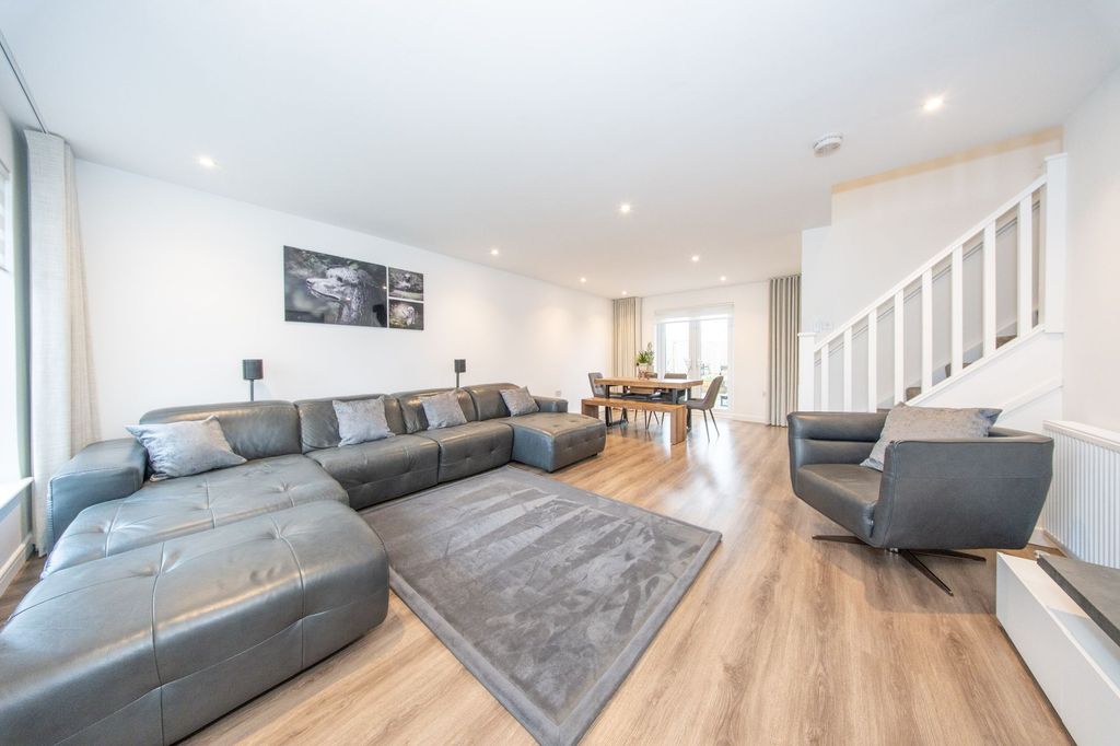 Property photo 2 of 19 Lounge Diner