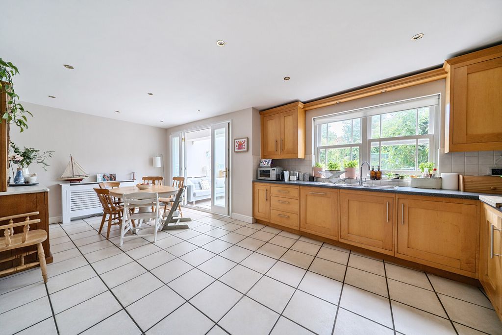Property photo 2 of 25 1319407-16-686Bb8...