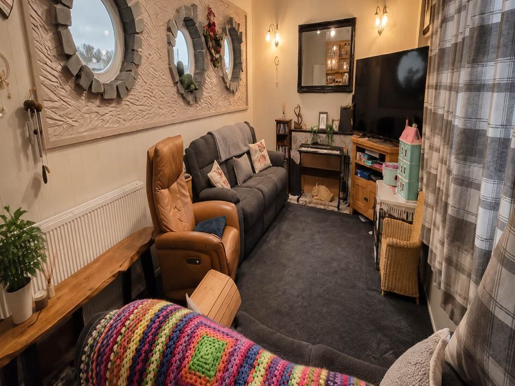 Property photo 3 of 6 Lounge Delta One