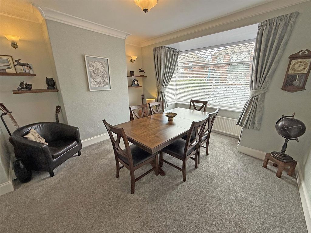 Property photo 3 of 17 Willoughby Rd Dining Room.Jpg