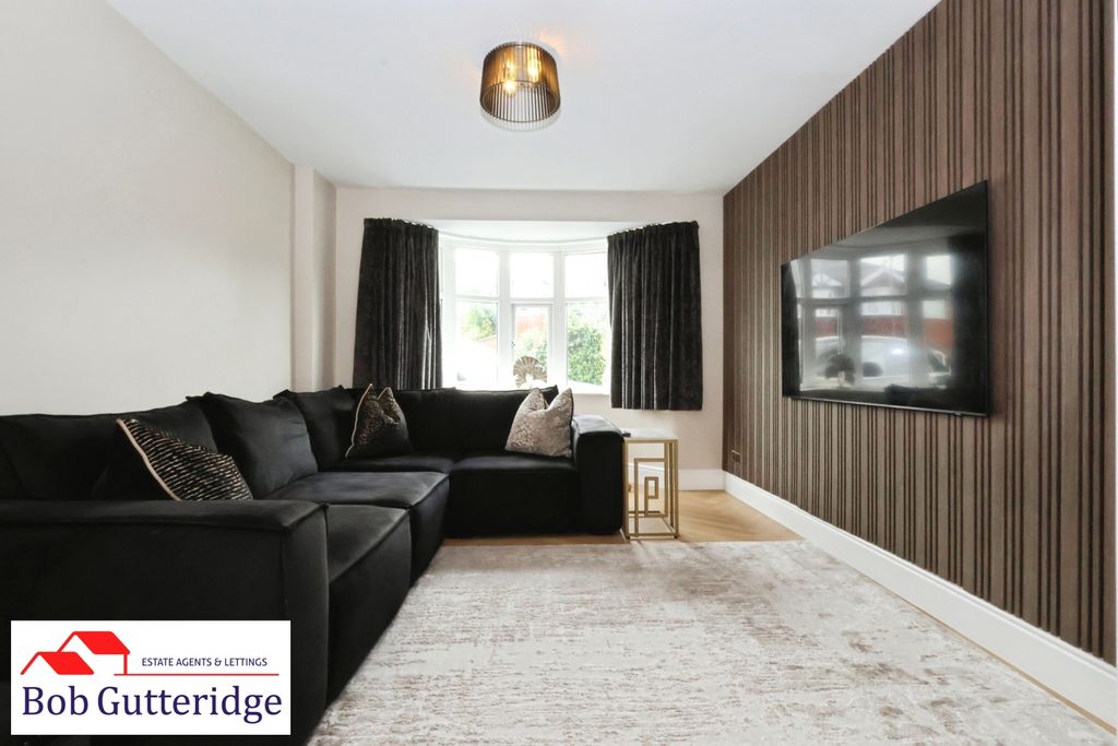 Property photo 3 of 25 Bay Fronted Lounge
