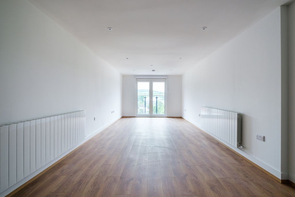 Property photo 2 of 8 151-Whyteleafe-Ho...