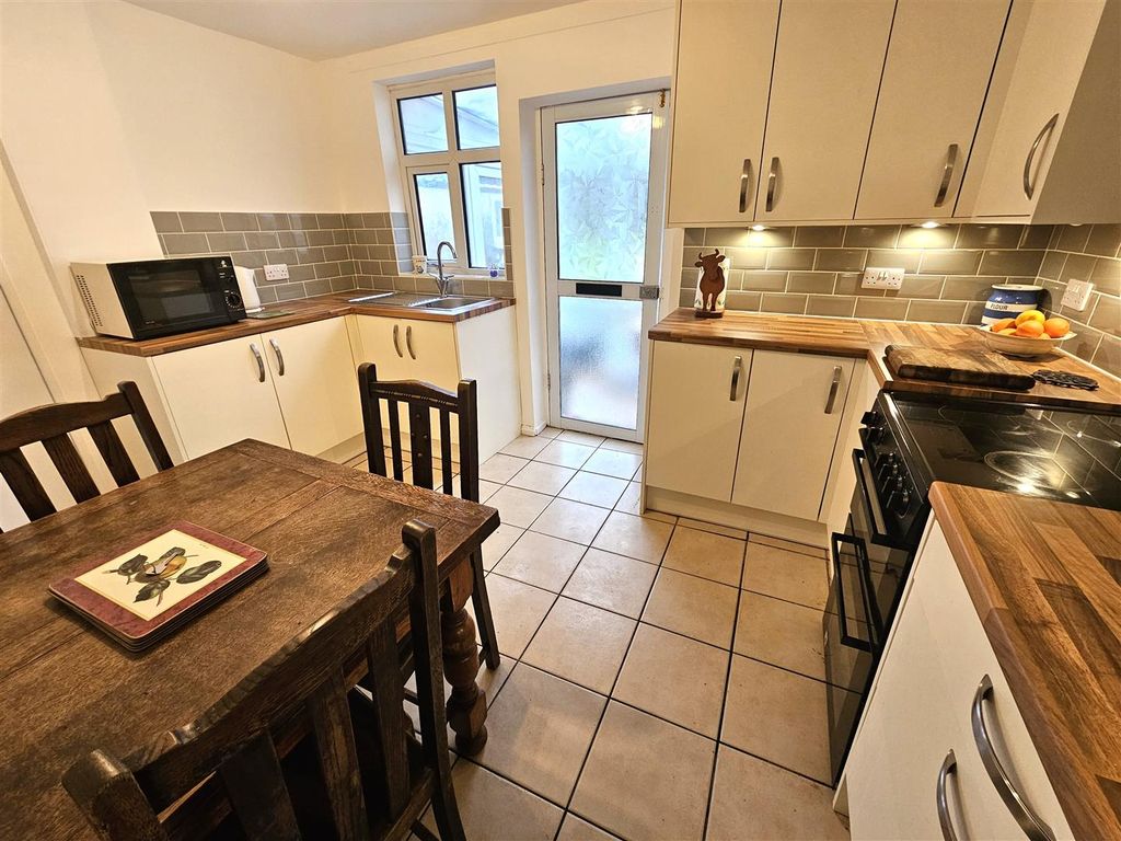 Property photo 3 of 10 Kitchen.Jpg